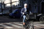 Amsterdam 19 maart 2022
Huub Stapel op de fiets in Amsterdam zuid.