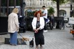 Amsterdam 1 juli 2022
Imca Marina met een vriendin en haar hondje in het centrum van Amsterdam