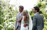 Oosterblokker 18 juni 2022
Irene Schouten en Dirkjan Mak trouwen in de tuin bij de ouders van Dirkjan . Irene met haar vader en broers