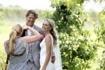 Oosterblokker 18 juni 2022
Irene Schouten en Dirkjan Mak trouwen in de tuin bij de ouders van Dirkjan . Irene met haar vader en broers