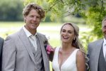 Oosterblokker 18 juni 2022
Irene Schouten en Dirkjan Mak trouwen in de tuin bij de ouders van Dirkjan . Irene met haar vader en broers