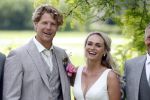 Oosterblokker 18 juni 2022
Irene Schouten en Dirkjan Mak trouwen in de tuin bij de ouders van Dirkjan . Irene met haar vader en broers