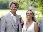 Oosterblokker 18 juni 2022
Irene Schouten en Dirkjan Mak trouwen in de tuin bij de ouders van Dirkjan . Irene met haar vader en broers