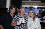 Volendam 30 juni 2022
CD presentatie bij Lotje van Edwin v Hoevelaak en zijn vriendin Natasja Poels . jan Keizer reikte de eerste cd uit.