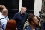 Amsterdam 6 juli 2022
Precies 1 jaar geleden werd op deze plek Peter R de Vries neergeschoten. De redaktie en presentatoren van RTL Boulevard leggen een witte roos neer . OA aanwezig Georgette Schlick Peter v d Vorst Sven Sauve Marieke Elsinga Vivienne v d Assem Aran Bade Jeroen Kijk in de Vegte Arno Kantelberg Eveline Stallaart Clarice Stenger Leon de Ruyter Dries Roelvink en Tim Oliehoek .