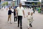 Amsterdam 3 juli 2022
Premiere de Grote slijmfilm in pathe Arena .
Jim Bakkum kwam met zijn kinderen en vriendjes