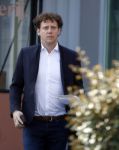 Rotterdam 25 maart 2022
John de Wolf en zijn vrouw Inge Zijdenbos trouwen in het Zalmhuis. Jochem Myjer trouwt ze.