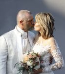 Rotterdam 25 maart 2022
John de Wolf en zijn vrouw Inge Zijdenbos trouwen in het Zalmhuis. Jochem Myjer trouwt ze.