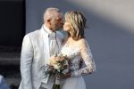 Rotterdam 25 maart 2022
John de Wolf en zijn vrouw Inge Zijdenbos trouwen in het Zalmhuis. Jochem Myjer trouwt ze.