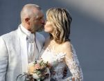 Rotterdam 25 maart 2022
John de Wolf en zijn vrouw Inge Zijdenbos trouwen in het Zalmhuis. Jochem Myjer trouwt ze.
