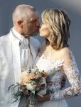 Rotterdam 25 maart 2022
John de Wolf en zijn vrouw Inge Zijdenbos trouwen in het Zalmhuis. Jochem Myjer trouwt ze.