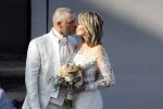 Rotterdam 25 maart 2022
John de Wolf en zijn vrouw Inge Zijdenbos trouwen in het Zalmhuis. Jochem Myjer trouwt ze.