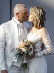 Rotterdam 25 maart 2022
John de Wolf en zijn vrouw Inge Zijdenbos trouwen in het Zalmhuis. Jochem Myjer trouwt ze.