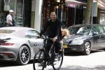 Amsterdam 13 juni 2022
Johnny Heitinga met zijn dochter Rixo in Amsterdam zuid