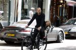 Amsterdam 13 juni 2022
Johnny Heitinga met zijn dochter Rixo in Amsterdam zuid