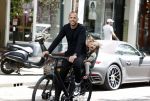Amsterdam 13 juni 2022
Johnny Heitinga met zijn dochter Rixo in Amsterdam zuid