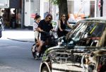Amsterdam 18 juli 2022
Jordy Huisman met vriendin op electrische fiets