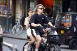 Amsterdam 18 juli 2022
Jordy Huisman met vriendin op electrische fiets