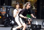 Amsterdam 18 juli 2022
Jordy Huisman met vriendin op electrische fiets