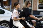 Amsterdam 18 juli 2022
Jordy Huisman met vriendin op electrische fiets