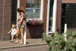 Monnickendam 19 juli 2022
Katja Schuurman met haar dochtertje Coco aan het winkelen