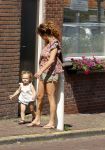 Monnickendam 19 juli 2022
Katja Schuurman met haar dochtertje Coco aan het winkelen
