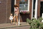 Monnickendam 19 juli 2022
Katja Schuurman met haar dochtertje Coco aan het winkelen