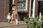 Monnickendam 19 juli 2022
Katja Schuurman met haar dochtertje Coco aan het winkelen