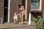 Monnickendam 19 juli 2022
Katja Schuurman met haar dochtertje Coco aan het winkelen