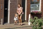 Monnickendam 19 juli 2022
Katja Schuurman met haar dochtertje Coco aan het winkelen