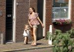 Monnickendam 19 juli 2022
Katja Schuurman met haar dochtertje Coco aan het winkelen