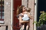 Monnickendam 19 juli 2022
Katja Schuurman met haar dochtertje Coco aan het winkelen