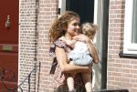 Monnickendam 19 juli 2022
Katja Schuurman met haar dochtertje Coco aan het winkelen