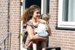Monnickendam 19 juli 2022
Katja Schuurman met haar dochtertje Coco aan het winkelen