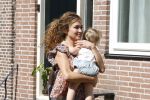 Monnickendam 19 juli 2022
Katja Schuurman met haar dochtertje Coco aan het winkelen