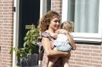 Monnickendam 19 juli 2022
Katja Schuurman met haar dochtertje Coco aan het winkelen