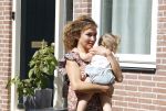 Monnickendam 19 juli 2022
Katja Schuurman met haar dochtertje Coco aan het winkelen