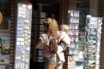 Monnickendam 19 juli 2022
Katja Schuurman met haar dochtertje Coco aan het winkelen