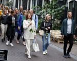 Amsterdam 6 juli 2022
Precies 1 jaar geleden werd op deze plek Peter R de Vries neergeschoten. De redaktie en presentatoren van RTL Boulevard leggen een witte roos neer . OA aanwezig Georgette Schlick Peter v d Vorst Sven Sauve Marieke Elsinga Vivienne v d Assem Aran Bade Jeroen Kijk in de Vegte Arno Kantelberg Eveline Stallaart Clarice Stenger Leon de Ruyter Dries Roelvink en Tim Oliehoek .Kim Koppenol