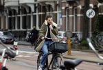 Amsterdam 16 maart 2022
Kim v Kooten op de fiets in Amsterdam zuid