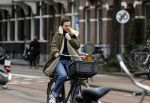 Amsterdam 16 maart 2022
Kim v Kooten op de fiets in Amsterdam zuid