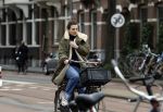 Amsterdam 16 maart 2022
Kim v Kooten op de fiets in Amsterdam zuid