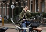 Amsterdam 16 maart 2022
Kim v Kooten op de fiets in Amsterdam zuid