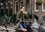 Amsterdam 16 maart 2022
Kim v Kooten op de fiets in Amsterdam zuid