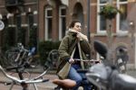 Amsterdam 16 maart 2022
Kim v Kooten op de fiets in Amsterdam zuid