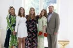Den Haag 24 juni 2022
Het jaarlijkse fotouurtje in paleis Noordeinde. Aanwezig Koning Willem Alexander Koningin Maxima Prinses Amalia Prinses Alexia en Prinses Ariane