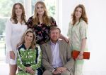 Den Haag 24 juni 2022
Het jaarlijkse fotouurtje in paleis Noordeinde. Aanwezig Koning Willem Alexander Koningin Maxima Prinses Amalia Prinses Alexia en Prinses Ariane