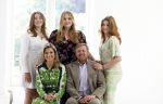 Den Haag 24 juni 2022
Het jaarlijkse fotouurtje in paleis Noordeinde. Aanwezig Koning Willem Alexander Koningin Maxima Prinses Amalia Prinses Alexia en Prinses Ariane