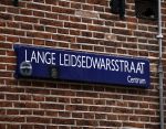 Amsterdam 6 juli 2022
Precies 1 jaar geleden werd op deze plek Peter R de Vries neergeschoten. De redaktie en presentatoren van RTL Boulevard leggen een witte roos neer . OA aanwezig Georgette Schlick Peter v d Vorst Sven Sauve Marieke Elsinga Vivienne v d Assem Aran Bade Jeroen Kijk in de Vegte Arno Kantelberg Eveline Stallaart Clarice Stenger Leon de Ruyter Dries Roelvink en Tim Oliehoek . lange Leidsedwarsstraat