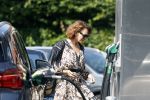Huizen 19 juli 2022
Leontine Borsato bij de benzinepomp.
